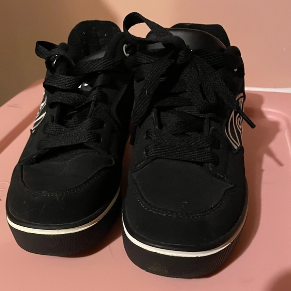SKATER SHOES! HEELYS BRAND  SIZE 4 youth-pre owned - Picture 3 of 9